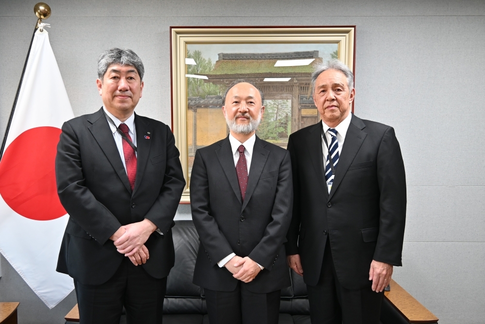 青森県観光交流推進部の藤森洋貴理事と青森県観光国際交流機構の葛西暁史総括主管と記念撮影を行う池田総領事