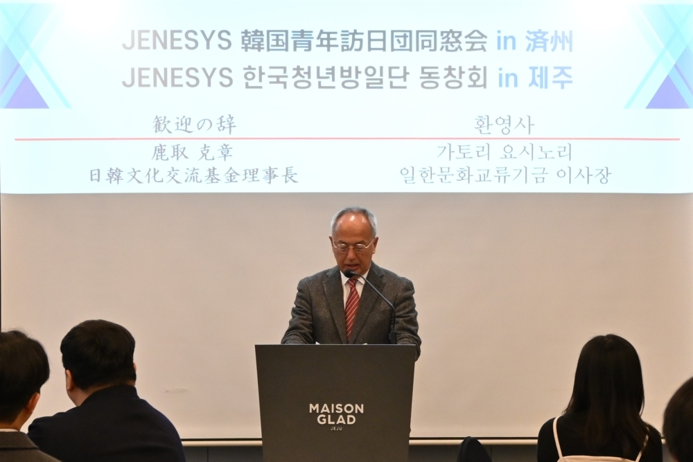 同窓会で挨拶をする鹿取理事長