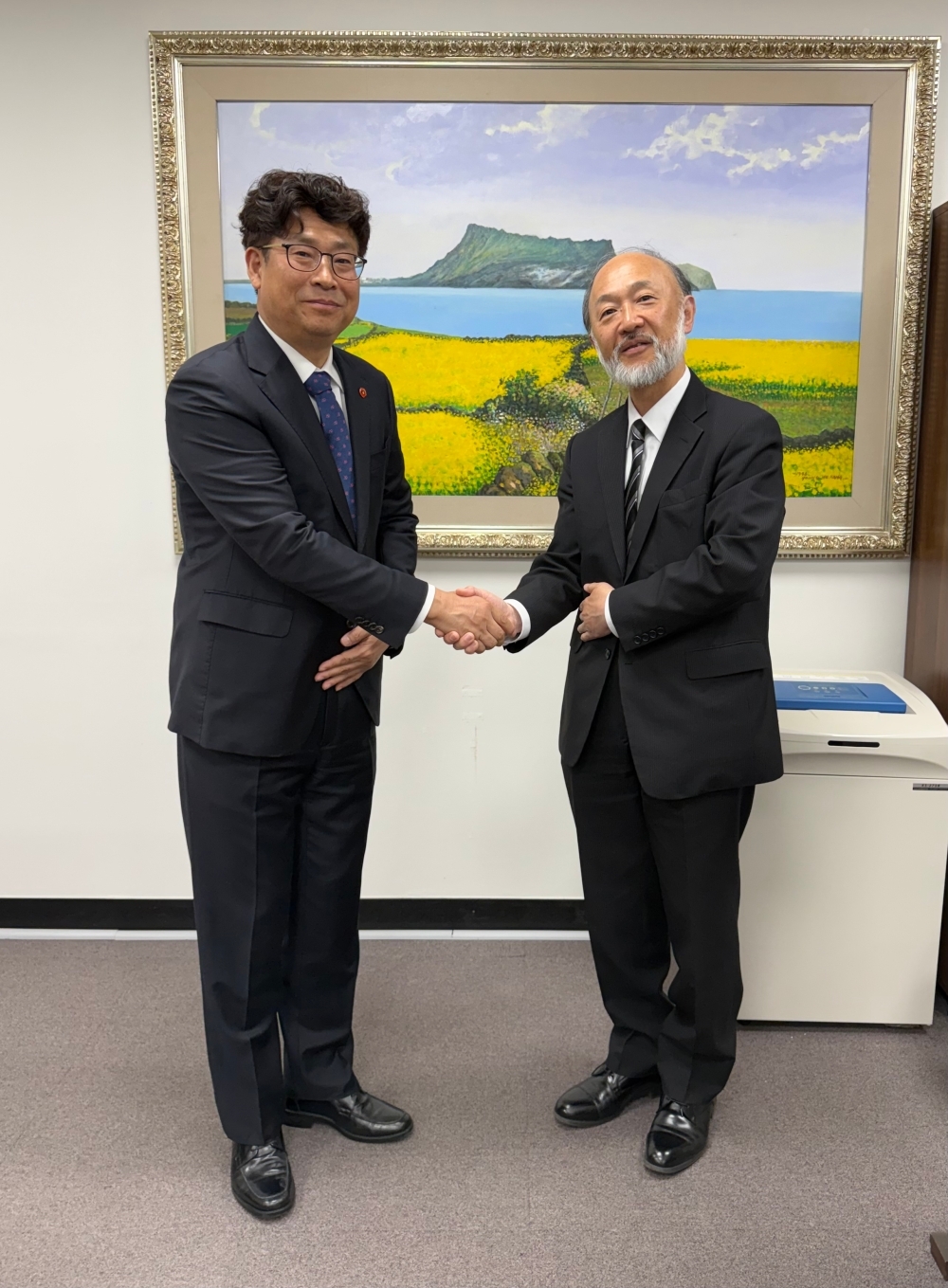 朴千壽行政副知事と記念撮影を行う池田総領事