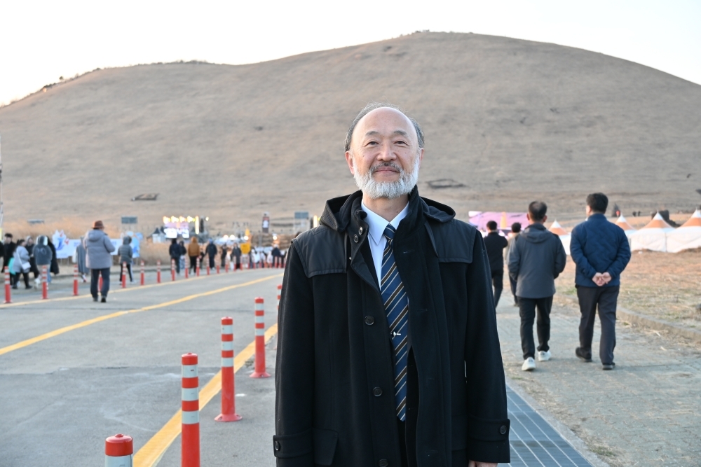 2026 제주들불축제 개막식 행사장 앞에서 기념촬영하는 이케다 총영사