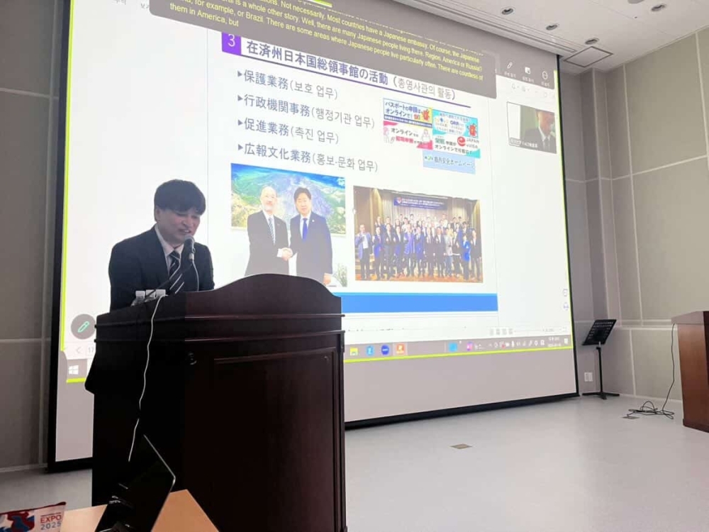 講演を行う宮田首席領事