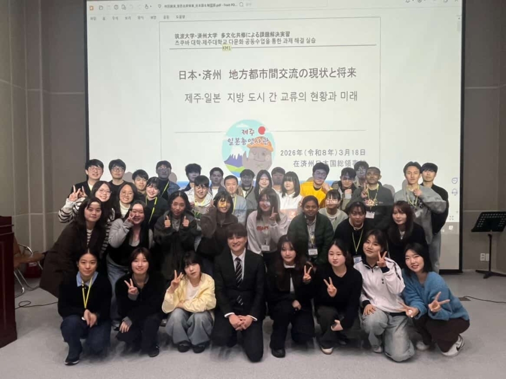 참가자와 기념촬영하는 미야타 수석영사