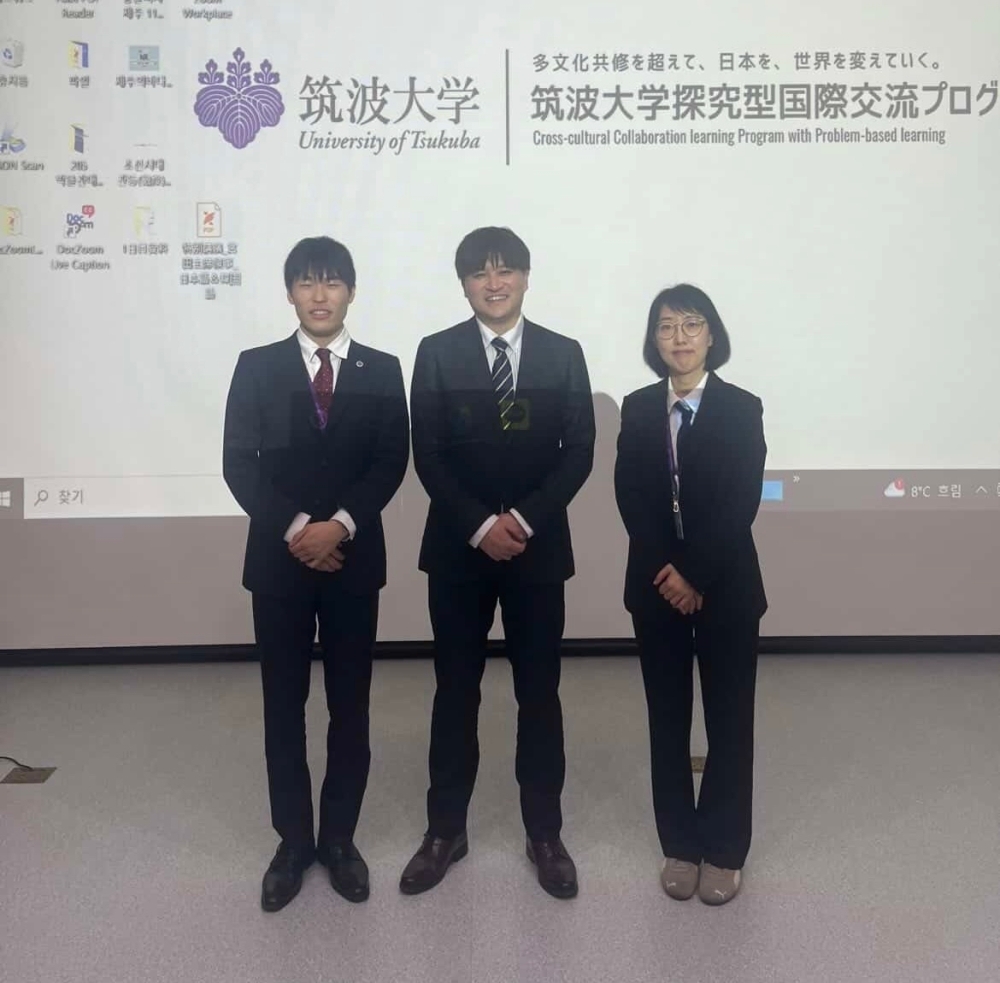 관계자와 기념촬영하는 미야타 수석영사