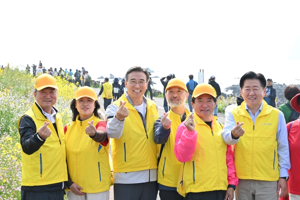 제28회 서귀포 유채꽃 국제걷기대회 내빈 및 관계자와 기념촬영하는 이케다 총영사