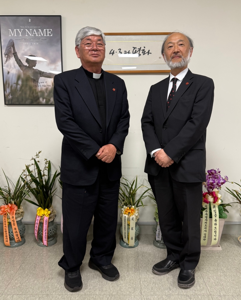 林文喆理事長と記念撮影を行う池田総領事