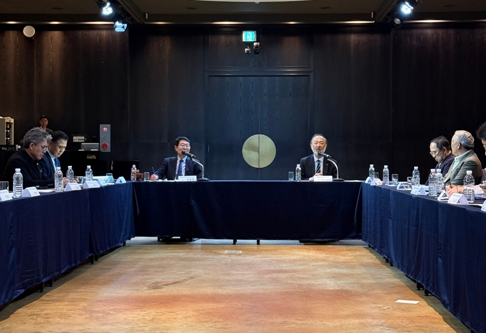 정기총회에서 인사하는 이케다 총영사