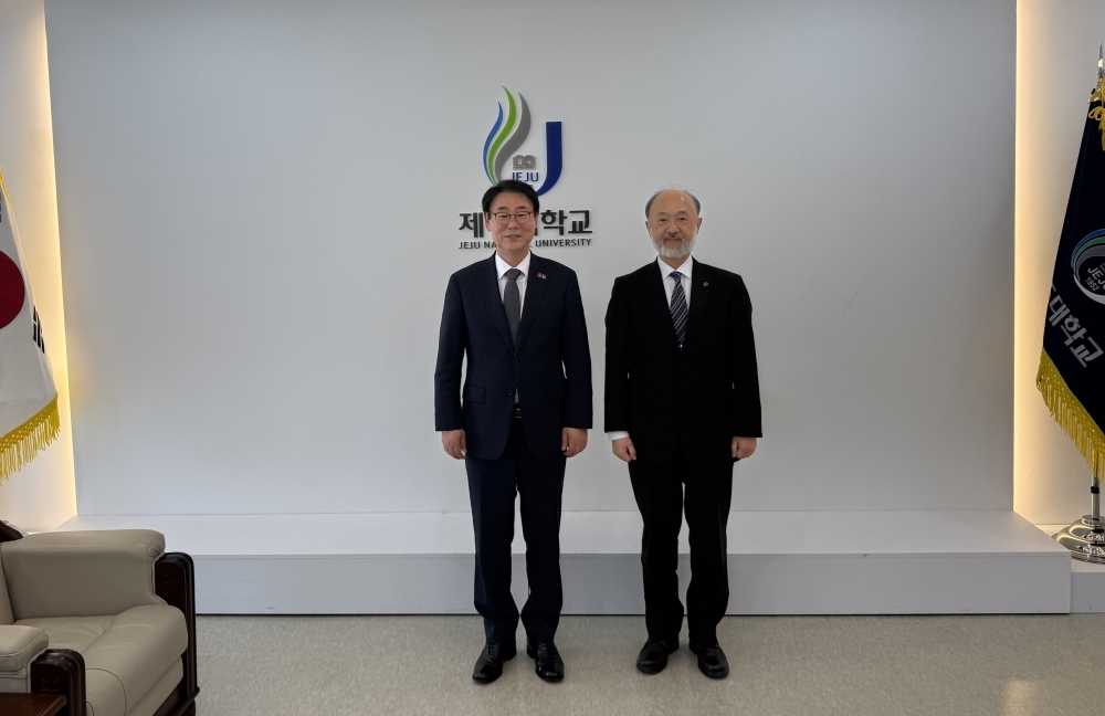 양덕순 총장과 기념촬영하는 이케다 총영사