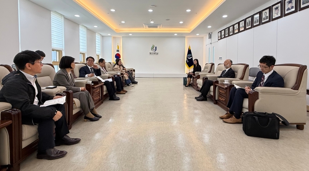 제주대학교 관계자와 의견교환을 하는 모습