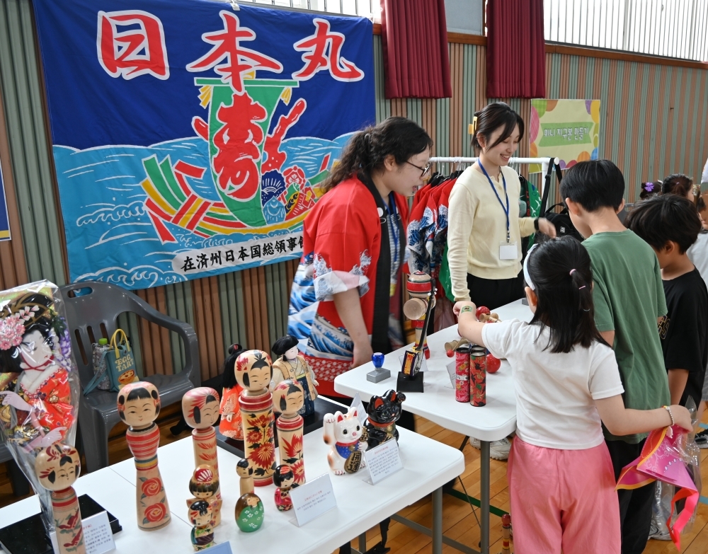 ウォルラン小学校多文化祝祭での日本文化体験ブースの様子