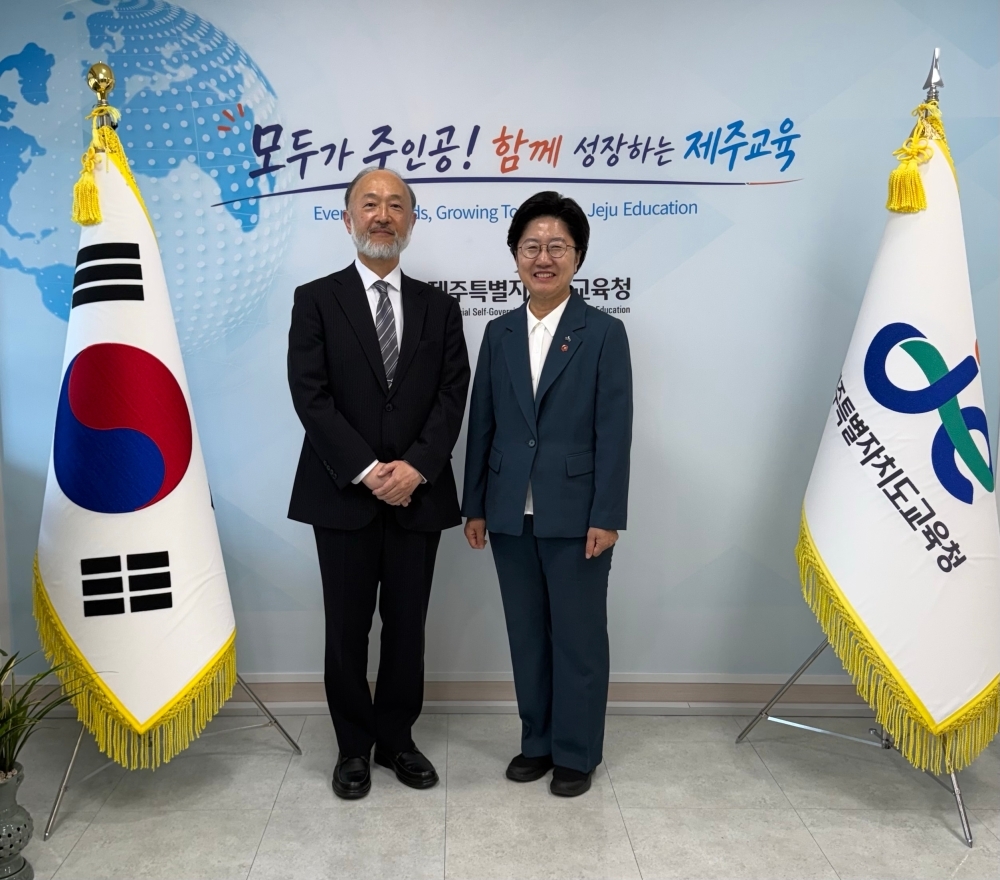 고의숙 교육감과 기념촬영하는 이케다 총영사