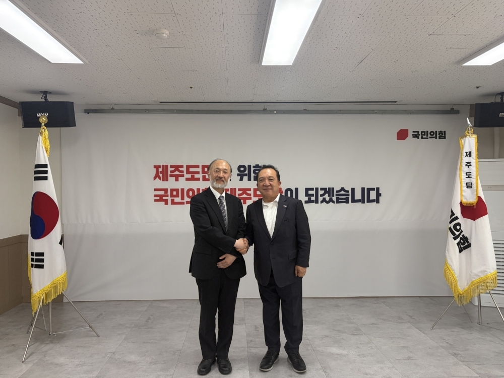 이정엽 위원장과 기념촬영하는 이케다 총영사