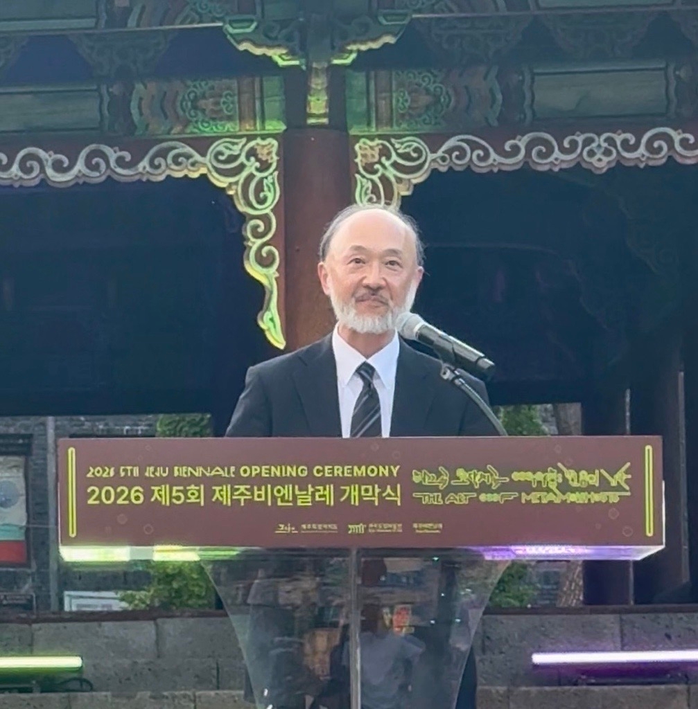개막식에서 축사를 하는 이케다 총영사