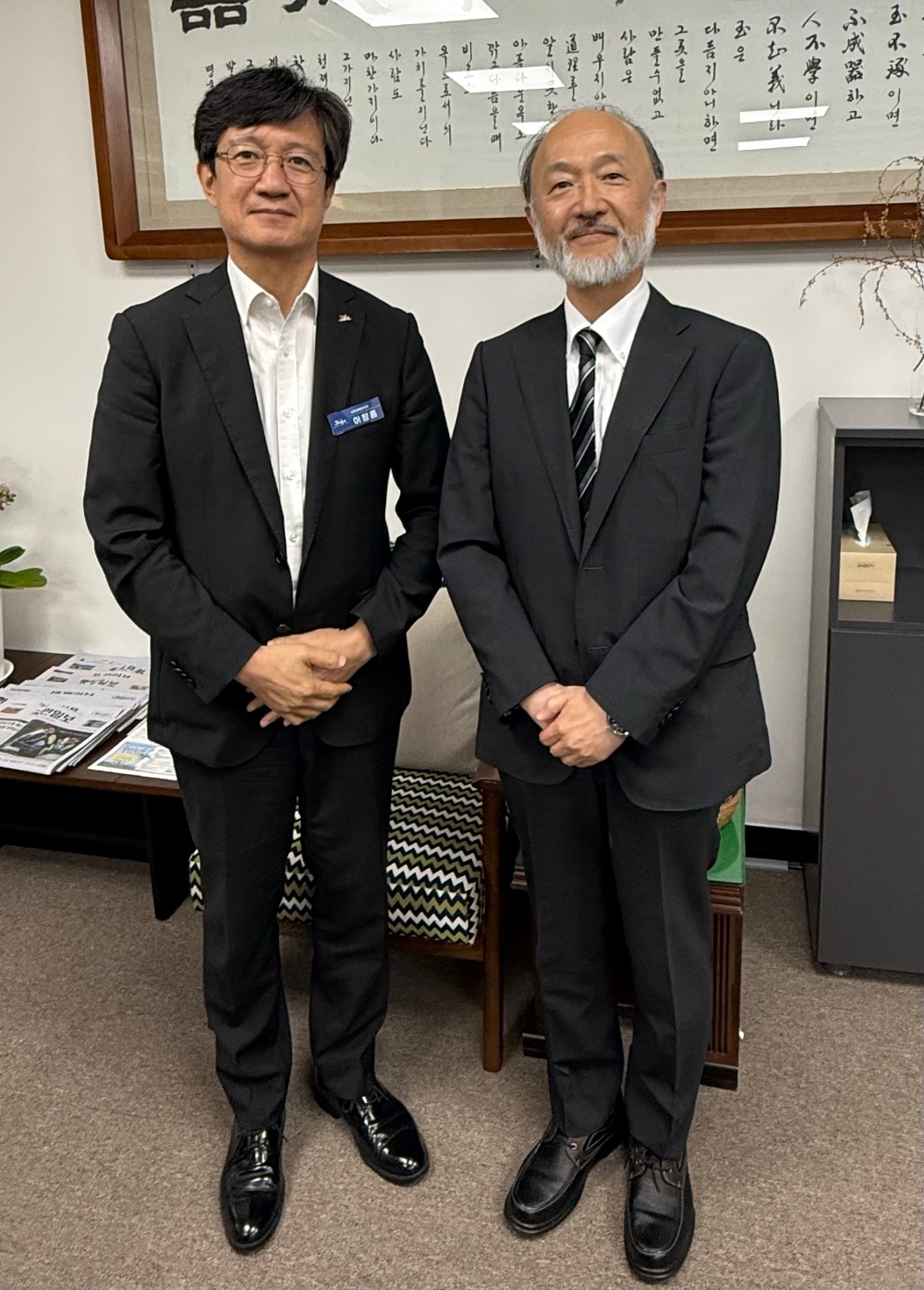이창흠 기후경제부지사와 기념촬영하는 이케다 총영사