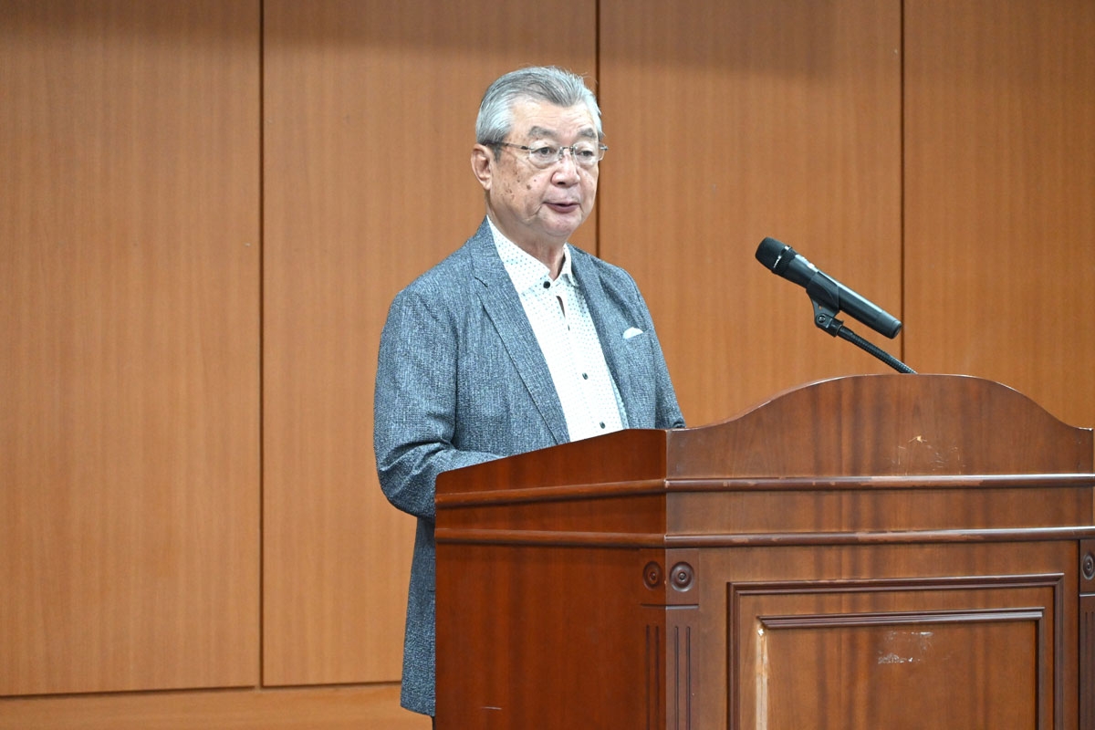 제27회 고교생 일본어 말하기 대회에서 인사하는 하시모토 회장