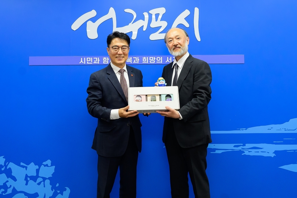 김희찬 시장과 기념촬영하는 이케다 총영사
