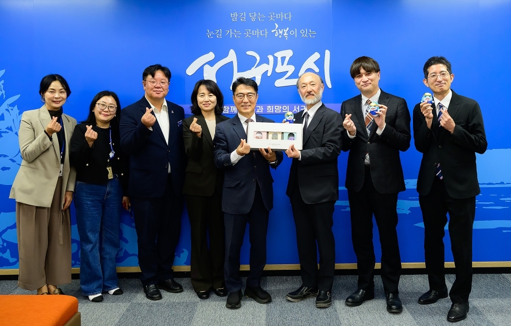 김희찬 시장과 기념촬영하는 총영사관 직원들